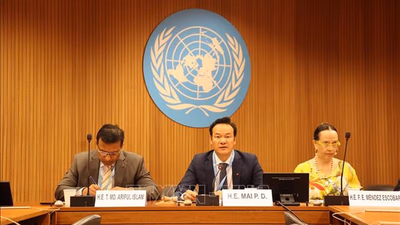 Посол Май Фан Зунг, глава Постоянного представительства Вьетнама при ООН в Женеве, (в центре) выступает на дискуссионной сессии. Фото: ВИА