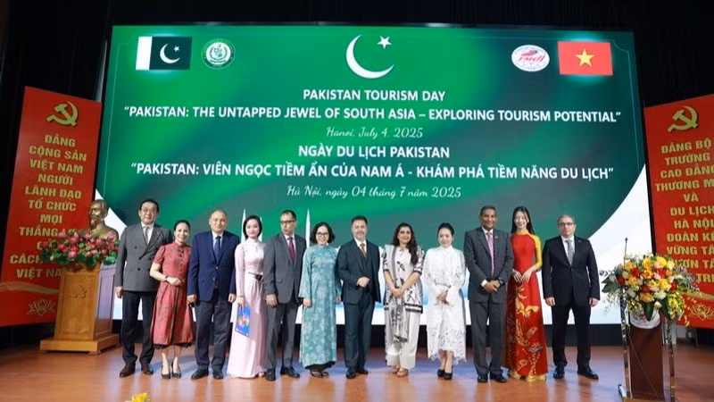 Участники мероприятия фотографируются на память.