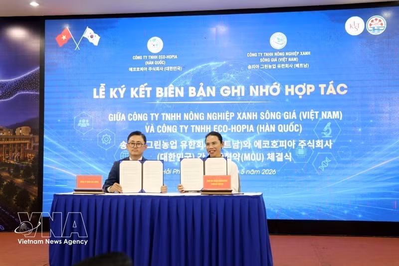 Подписание меморандума о сотрудничестве между компанией Eco Hopia (Республика Корея) и Кооперативом инвестиций и развития Шонгзя (Хайфон). (Фото: ВИА)