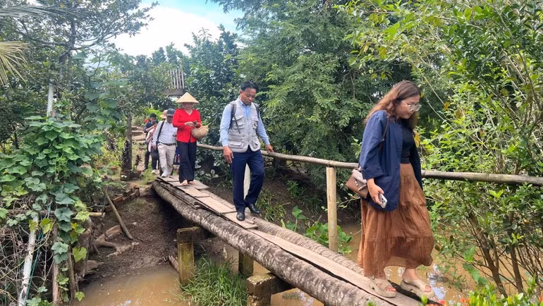 Опыт прохождения по узкому «кокосовому мосту», перекинутому через садовые каналы.