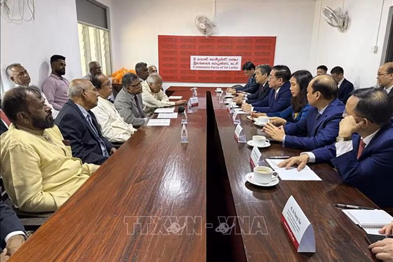 Делегация Коммунистической партии Вьетнама проводит рабочую встречу с руководством Коммунистической партии Шри-Ланки и представителями Общества солидарности Шри-Ланка – Вьетнам. Фото: ВИА