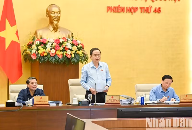 Председатель НС Чан Тхань Ман выступает с речью на открытии заседания. Фото: Зюи Линь