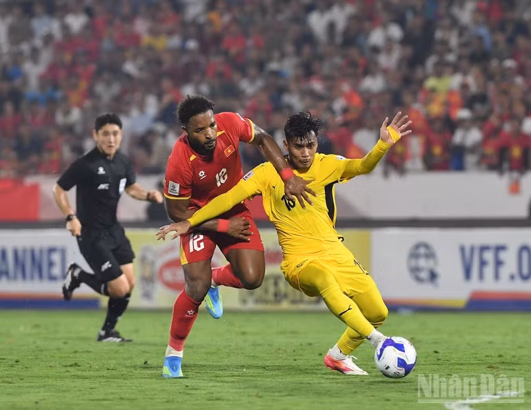 Суан Шон стал героем матча, оформив дубль в ворота соперника. (Фото: Чан Хай)