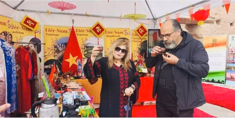 Международные гости дегустируют вьетнамский чай на экспозиции. (Фото предоставлено Посольством Вьетнама в Марокко)