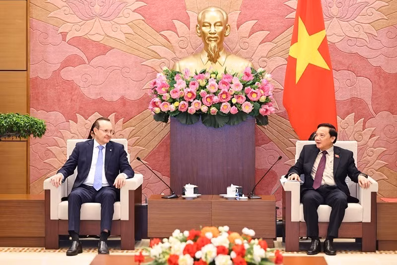 Зампредседателя НС Нгуен Кхак Динь принимает председателя Группы парламентариев дружбы «Бразилия – Вьетнам» Марсиу Онайзера. Фото: ВИА