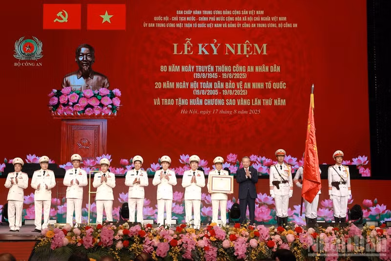 Силы народной общественной безопасности в пятый раз удостоены Ордена Золотой Звезды. (Фото: Данг Кхоа)