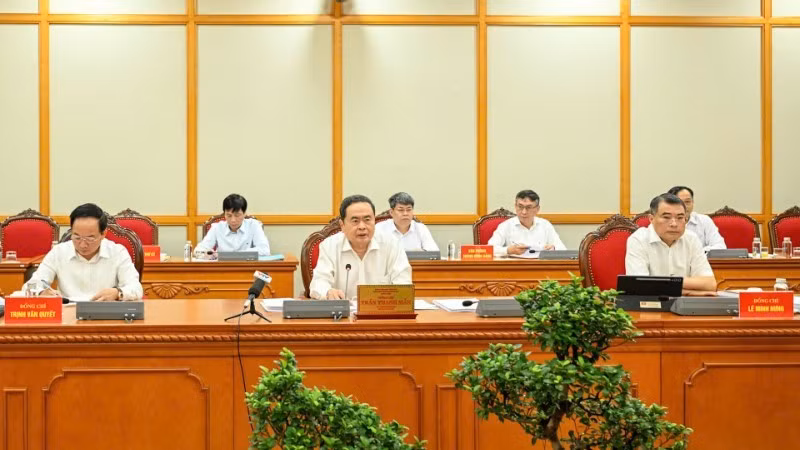 Рабочая группа № 3 Политбюро во главе с Председателем Национального собрания Чан Тхань Маном. (Фото: Зюи Линь)