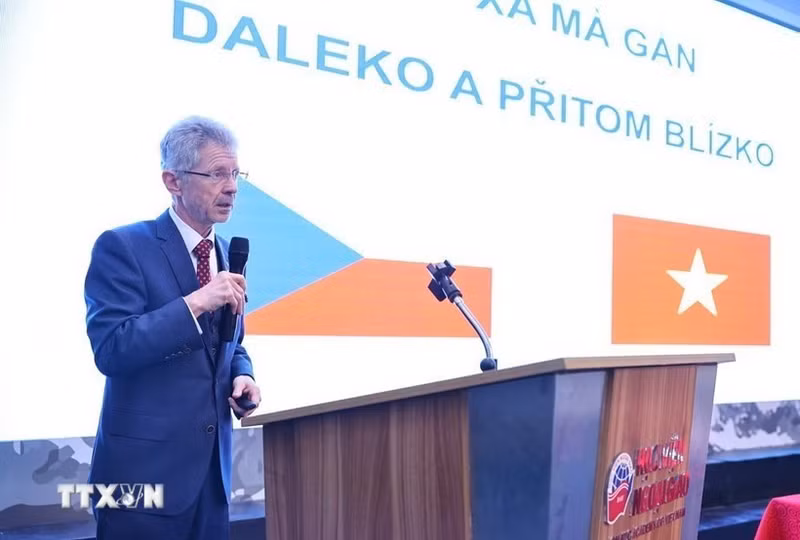 Председатель Сената Чешской Республики Милош Выстрчил выступает с речью. (Фото: ВИА)