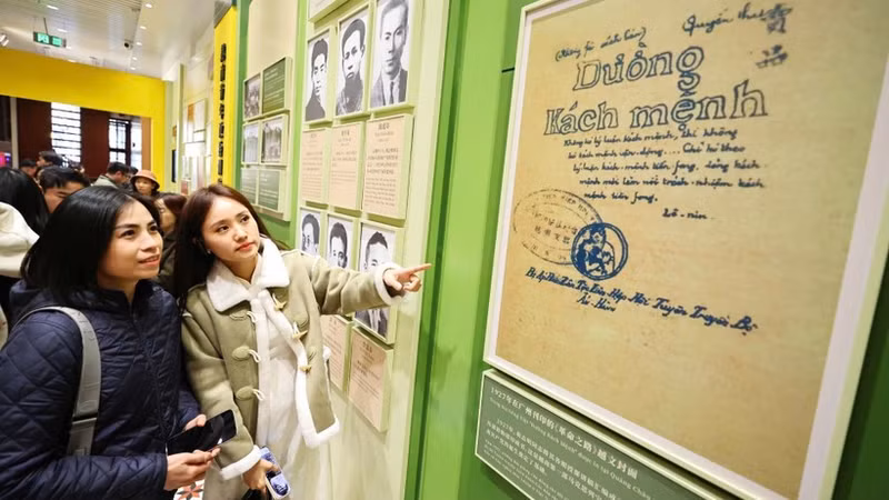 Делегация посещает Мемориальный комплекс Курсов политической подготовки вьетнамской молодежи при штаб-квартире Общества революционной молодежи Вьетнама в городе Гуанчжоу.