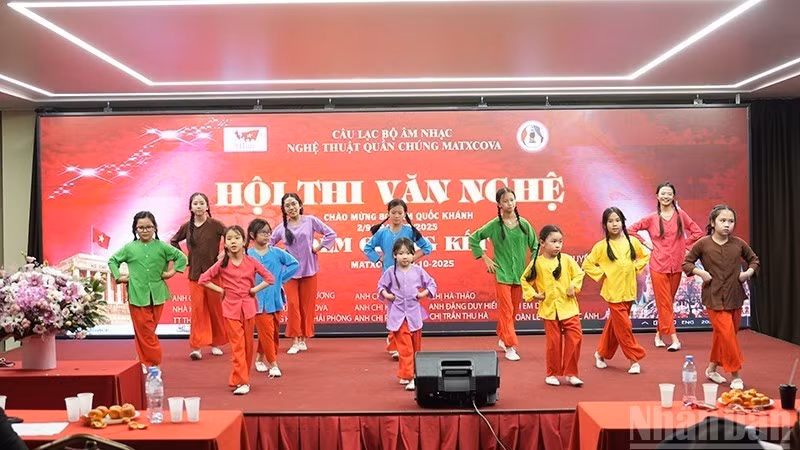 Дети исполняют художественные номера в финале конкурса.