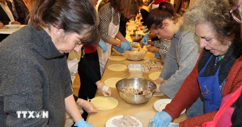 Слушатели учатся заворачивать нем. (Фото: ВИА)