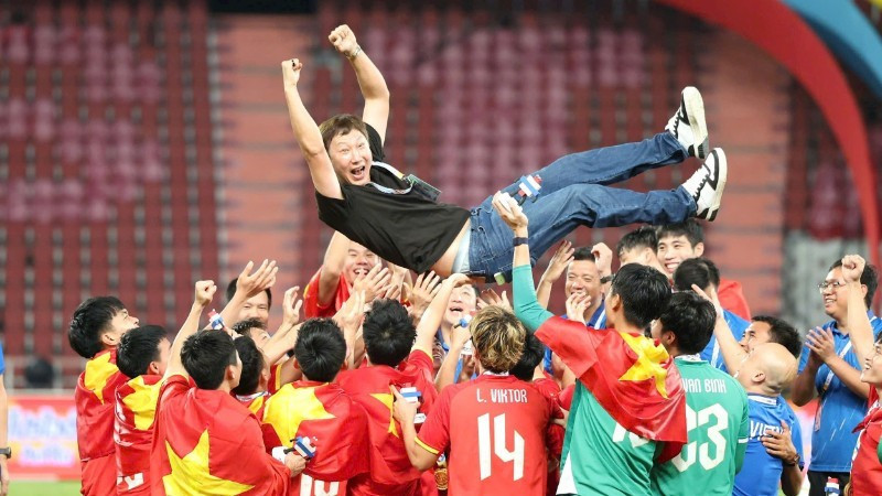 Сборная U22 Вьетнама по футболу празднует победу и выражает благодарность главному тренеру Ким Сан Сику после завоевания золотой медали на SEA Games 33.