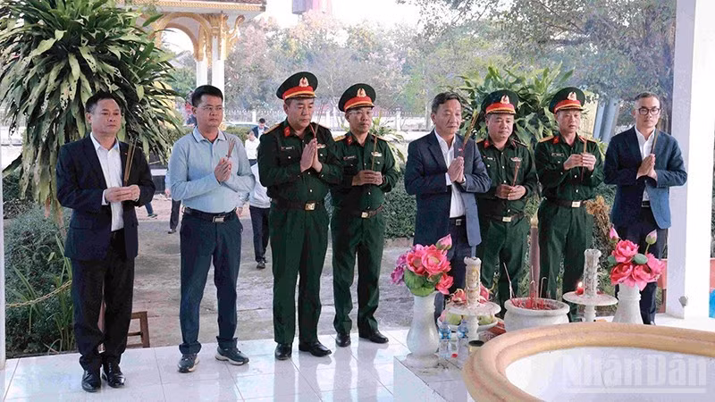 Делегация воскуряет благовония в мемориальном комплексе Союзных войск Лаоса и Вьетнама в провинции Вьентьян. (Фото: Зюи Тоан)