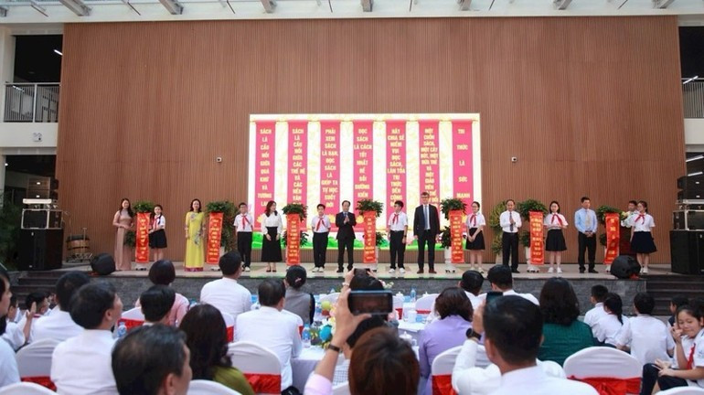 Департамент образования и подготовки кадров Ханоя проводит церемонию запуска Недели непрерывного обучения 2024 года. (Фото: Кюинь Нгуен)