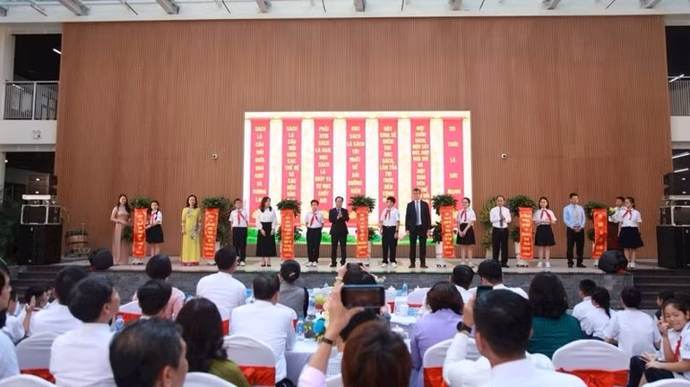 Департамент образования и подготовки кадров Ханоя проводит церемонию запуска Недели непрерывного обучения 2024 года. (Фото: Кюинь Нгуен)