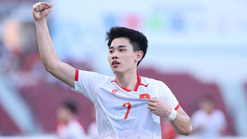 Динь Бак оформил дубль, обеспечив победу вьетнамской команды. (Фото: Минь Зан)