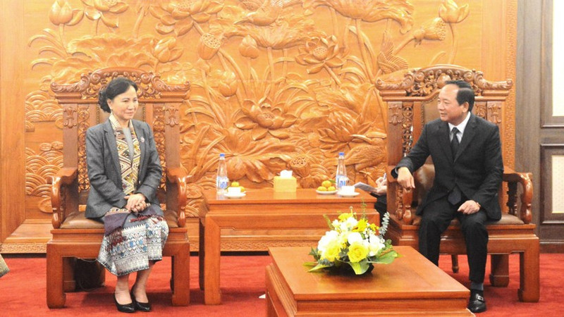 Товарищ Чинь Ван Кует (справа) на встрече с товарищем Инлаван Кеобунпхан.