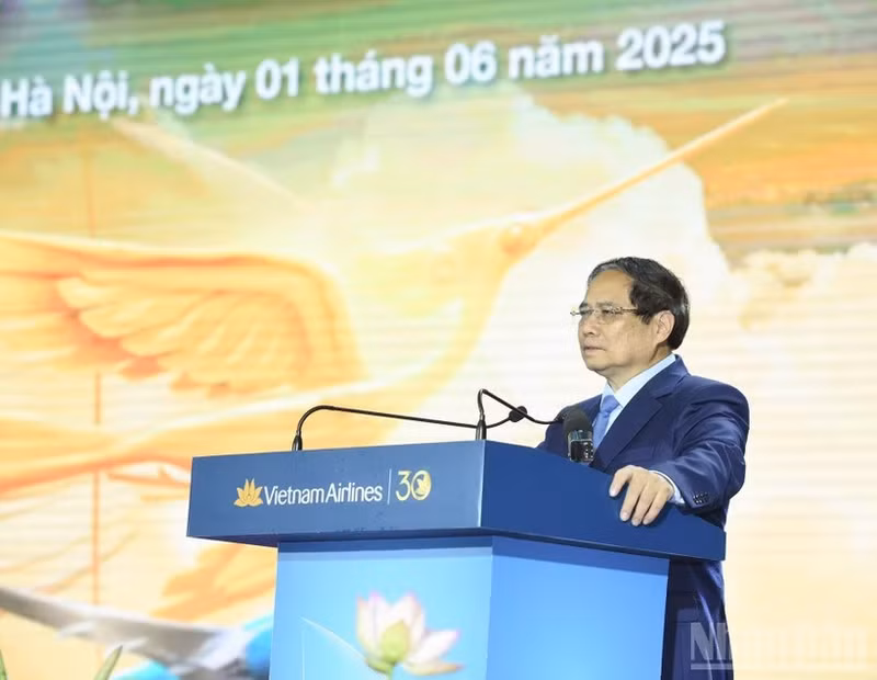 Премьер-министр Фам Минь Тьинь выступает с речью. Фото: Чан Хай