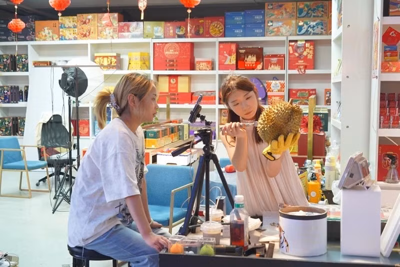 Магазин дурианов на оптовом рынке Синьфади в Пекине ведёт прямую трансляцию продаж. Фото: ВИА