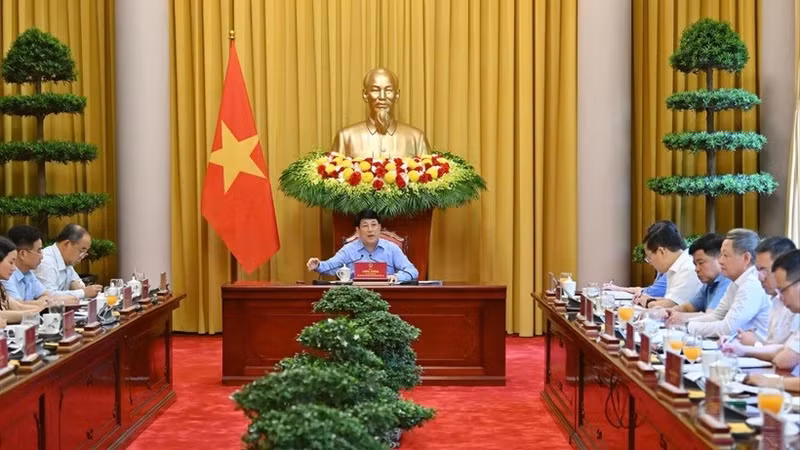 Президент Лыонг Кыонг во время рабочей встречи с Канцелярией Президента.