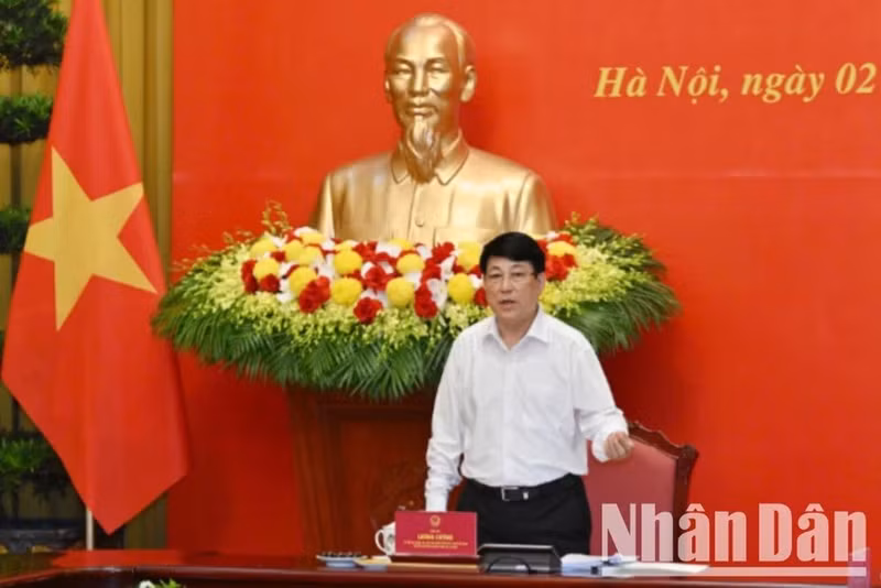 Президент Лыонг Кыонг выступает с заключительным словом на заседании.