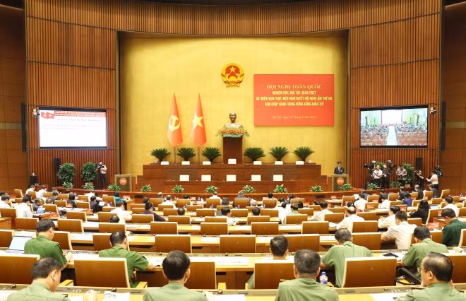 Конференция по изучению, усвоению и реализации Резолюции Второго Пленума ЦК КПВ XIV созыва на центральной площадке в зале Зиен Хонг, Дом Национального собрания. (Фото: ВИА)