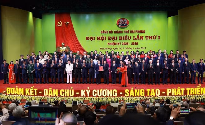 Премьер-министр Фам Минь Тьинь вручил Решение Политбюро и поздравил цветами Исполнительный комитет партийной организации города Хайфон на срок 2025–2030 годов. (Фото: ВИА)