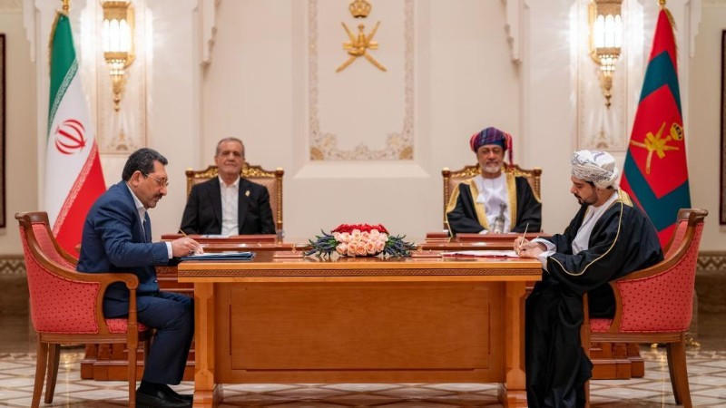 Султан Омана Хайтам бин Тарик Аль Саид (справа, сзади) и Президент Ирана Масуд Пезешкиан (слева, сзади) участвуют в церемонии подписания соглашения в Маскате (Оман), 27 мая 2025 года. (Источник: Синьхуа)