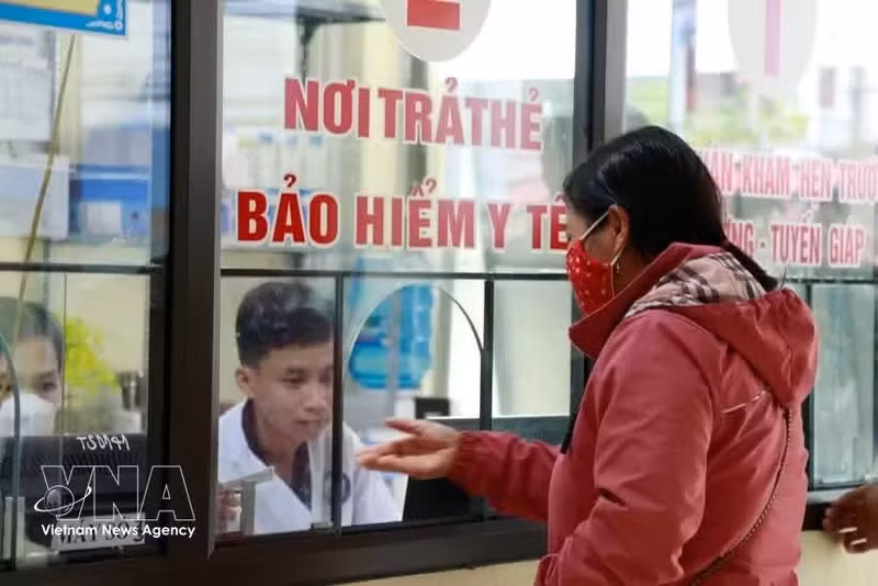 Житель провинции Лаокай регистрируется для прохождения медицинского осмотра и лечения по полису медицинского страхования в местном медицинском центре. (Фото: ВИА)