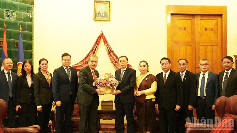 Посол Данг Минь Кхой поздравляет Посла Сипхандона Ойбуабудди и сотрудников Посольства Лаоса в России.