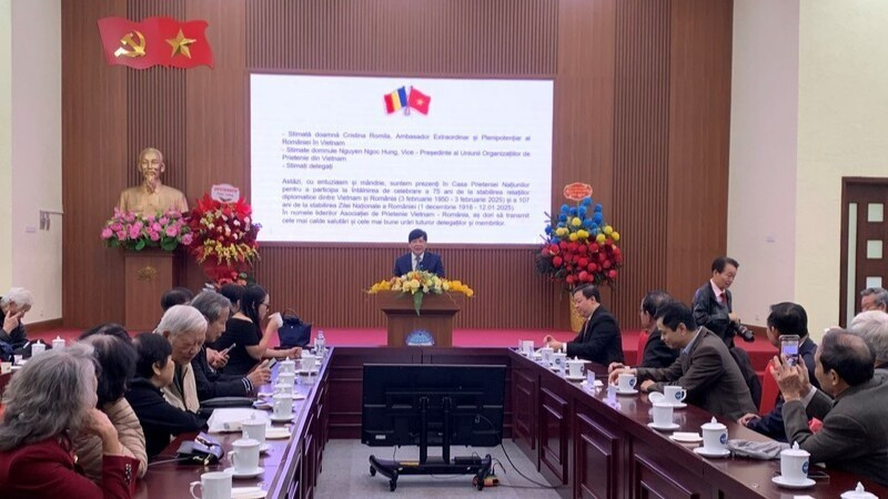 Председатель Общества вьетнамско-румынской дружбы Хо Куанг Лой выступает на встрече.