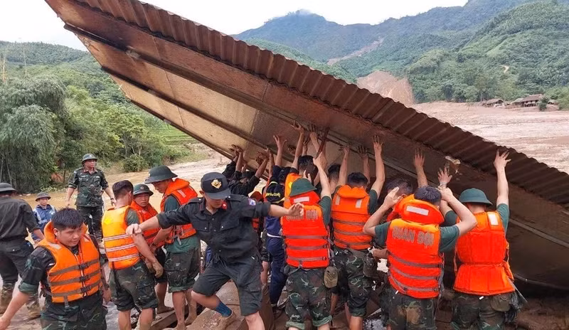 Подразделения армии ведут поиски пропавших без вести в результате оползня в деревне Ну, община Фуккхань, уезд Баоен (провинция Лаокай). (Фото: ВИА)