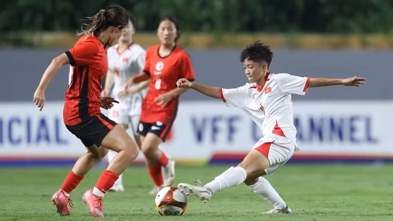 Вьетнамская команда (в белой форме) одержала впечатляющую победу над сборной Гонконга (Китай). Фото: Федерация футбола Вьетнама