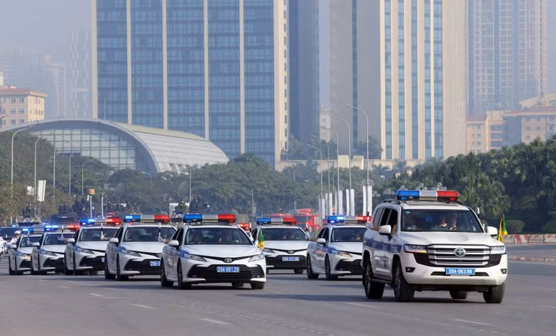 Колонна командно-штабных автомобилей дорожно-патрульной службы, обеспечивающих сопровождение кортежей, участвует в строевом смотре. (Фото: ВИА)