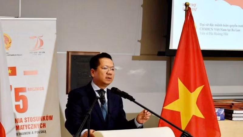 Посол Ха Хоанг Хай выступает на церемонии открытия семинара. (Фото: Посольство Вьетнама в Польше)