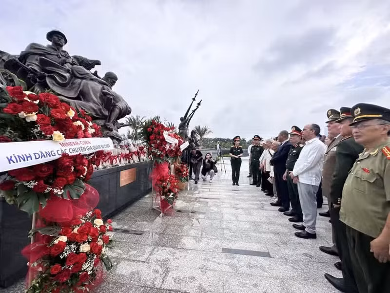 Участники церемонии возлагают цветы к Мемориалу в Музее военной истории Вьетнама. (Фото: ВИА)