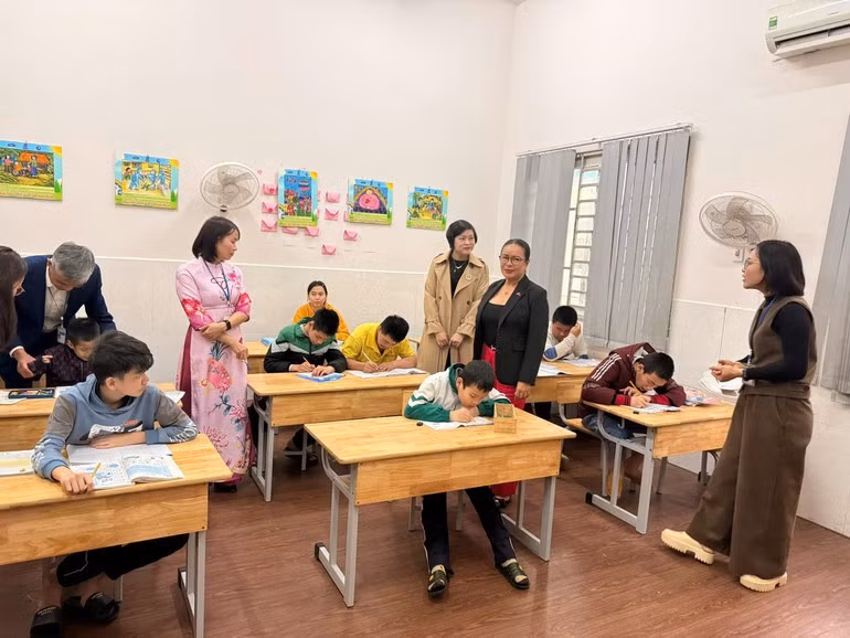 Делегаты посещают учебный класс Вьетнамско-южнокорейского центра реабилитации. (Фото: Посольство Панамы во Вьетнаме)