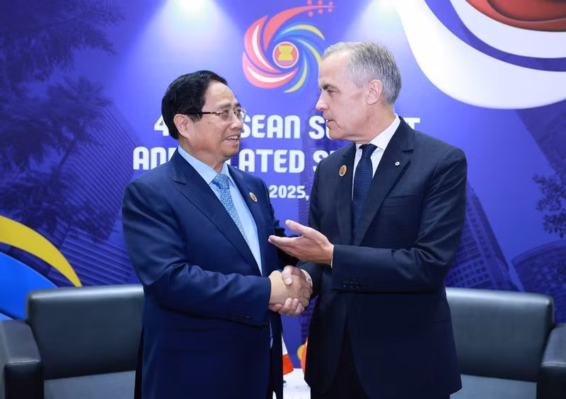 Премьер-министр Фам Минь Тьинь встречается с Премьер-министром Канады Марком Карни. (Фото: ВИА)