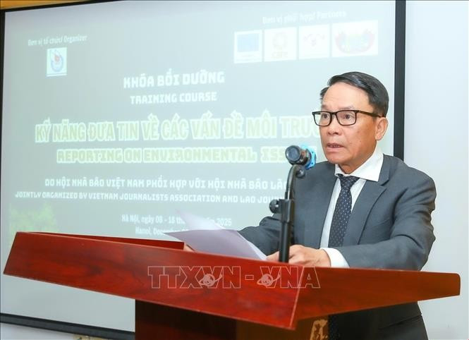 Постоянный заместитель председателя СЖВ Нгуен Дык Лой выступает с речью. (Фото: ВИА)