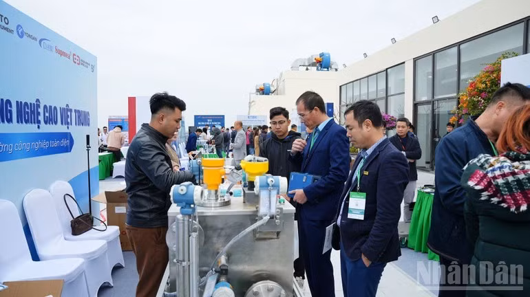 Программа торгово-деловых встреч по сопряжению спроса и предложения в цепочках промышленного снабжения в рамках мероприятия. (Фото: nhandan.vn)