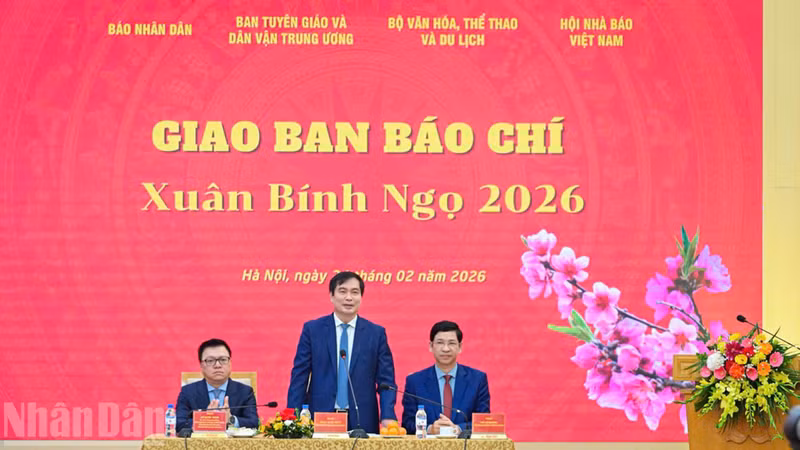 Руководители, председательствующие на пресс-брифинге. (Фото: Бао Лонг)