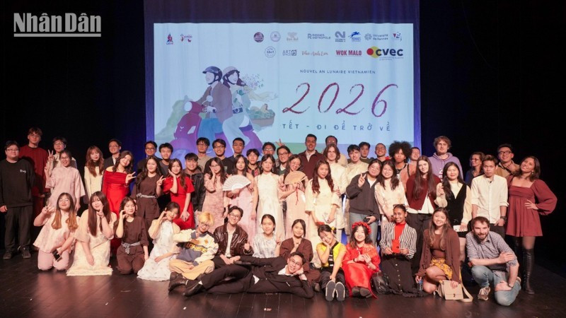 Коллективное памятное фото вьетнамской общины и международных друзей на мероприятии в городе Ренн.