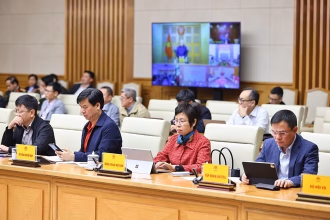 Члены Национального руководящего комитета по гражданской обороне на онлайн-совещании. (Фото: ВИА)