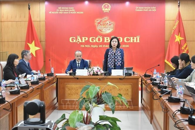 Заместитель директора Департамента культуры и спорта города Ханоя Ле Тхи Ань Май информирует в рамках программы. (Фото: ВИА)