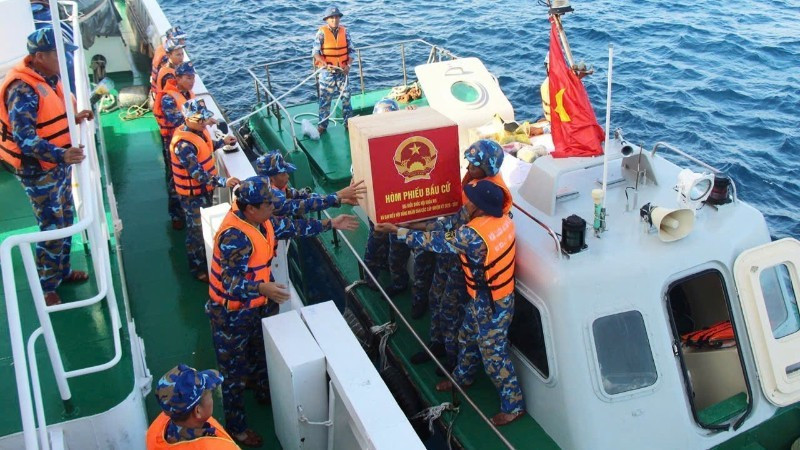 Преодолев сотни морских миль, избирательные ящики и необходимые материалы были безопасно доставлены и переданы избирательным участкам на островах.