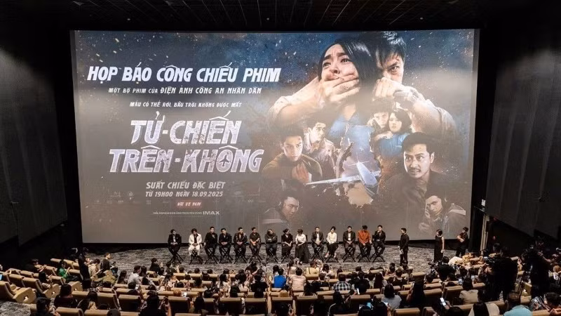 Фильм «Смертельная битва в воздухе» (Tử chiến trên không) отражает результативное сотрудничество между кинематографом сил общественной безопасности и частными компаниями. (Фото: съемочная группа фильма)