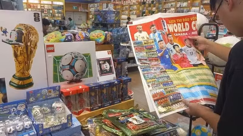 Игрушки Lego в тематике чемпионата мира по футболу 2026 года представлены в книжном магазине торгового центра Aeon Mall Ha Dong в Ханое. (Фото: ВИА)