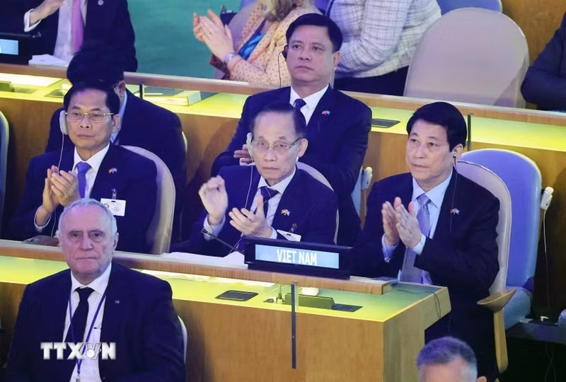 Президент Лыонг Кыонг и члены вьетнамской делегации присутствуют на встрече высокого уровня, посвященной 80-летию основания Организации Объединенных Наций. (Фото: ВИA)
