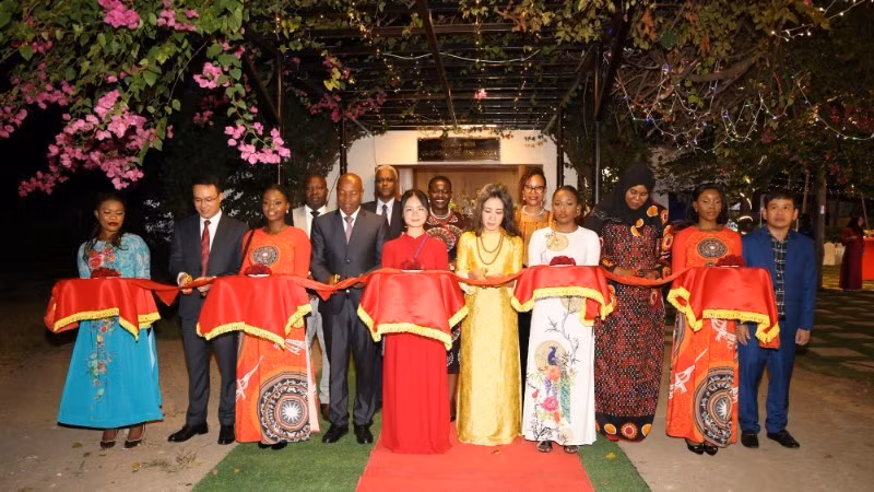 Церемония открытия пространства Хо Ши Мина в Танзании.