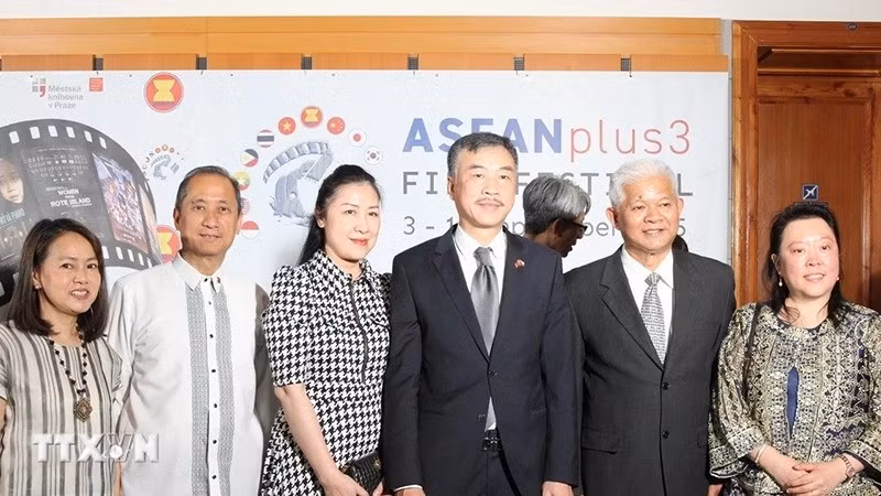 Посол Вьетнама в Чехии Зыонг Хоай Нам с супругой и представители посольств стран АСЕАН на церемонии открытия. (Фото: ВИА)